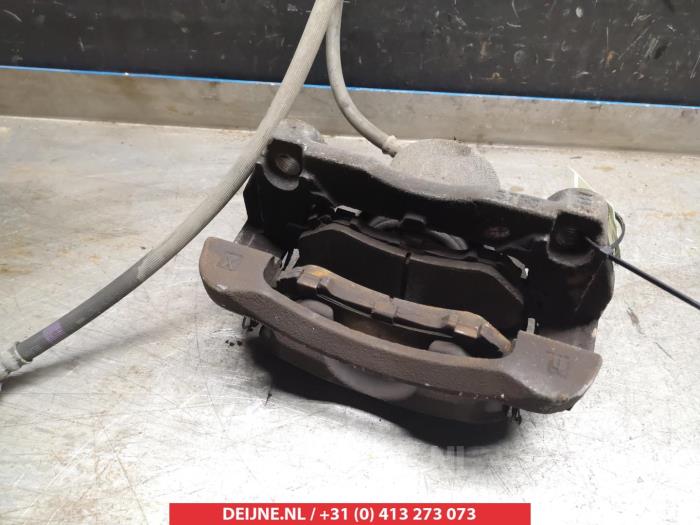 Nissan Qashqai Remklauw (Tang) links-voor O324910