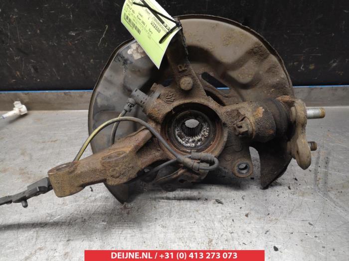 Toyota Corolla Verso Fusee rechts-voor O324160