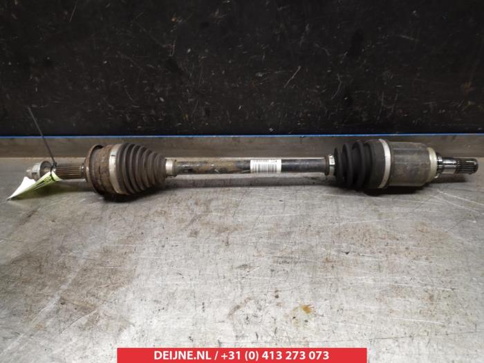Suzuki Swift Aandrijfas links-voor O318546