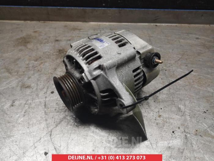 Gebruikte Dynamo Suzuki SX4 (EY/GY) 1.6 16V 4x2 Prijs € 35,00 Margeregeling aangeboden door V.Deijne Jap.Auto-onderdelen BV