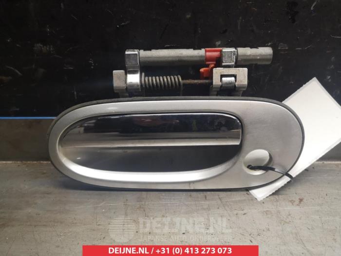 Nissan Almera Tino Portiergreep 4Deurs links-voor O277275