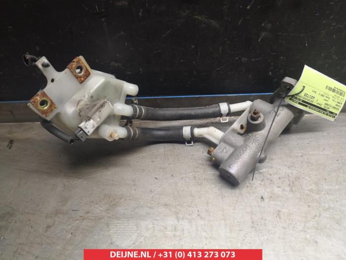 Gebruikte Hoofdremcilinder Nissan Almera Tino (V10M) 2.0 16V CVT Prijs € 25,00 Margeregeling aangeboden door V.Deijne Jap.Auto-onderdelen BV