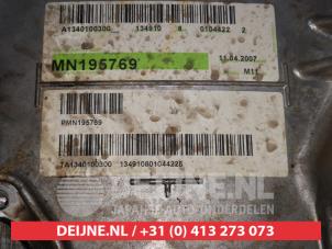 Mitsubishi Colt Distributiedeksel O353236 foto 2