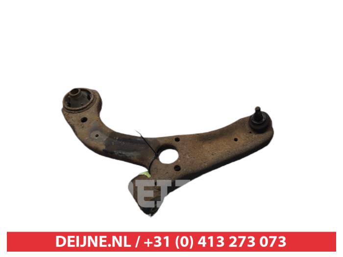 Daihatsu Cuore Draagarm onder links-voor O381645