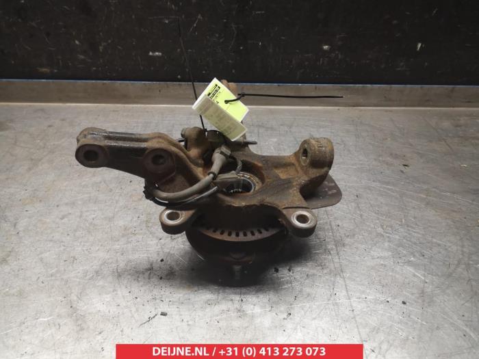 Suzuki Celerio Fusee rechts-voor O324039