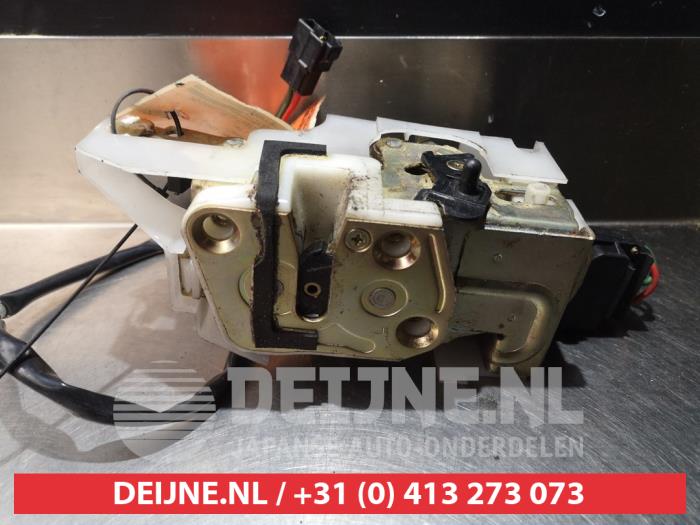 Mazda 323F Deurslot Mechaniek 4Deurs links-achter O279971