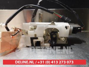 Mazda 323F Deurslot Mechaniek 4Deurs links-achter O279971 foto 2
