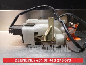 Mazda 323F Deurslot Mechaniek 4Deurs links-achter O279971 foto 3