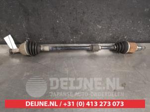 Gebruikte Aandrijfas rechts-voor Nissan Note (E11) 1.4 16V Prijs € 25,00 Margeregeling aangeboden door V.Deijne Jap.Auto-onderdelen BV