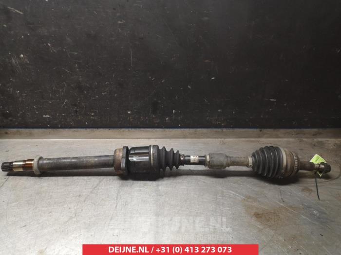 Gebruikte Aandrijfas rechts-voor Toyota Avensis Wagon (T25/B1E) 2.2 D-4D 16V D-CAT Prijs € 60,00 Margeregeling aangeboden door V.Deijne Jap.Auto-onderdelen BV