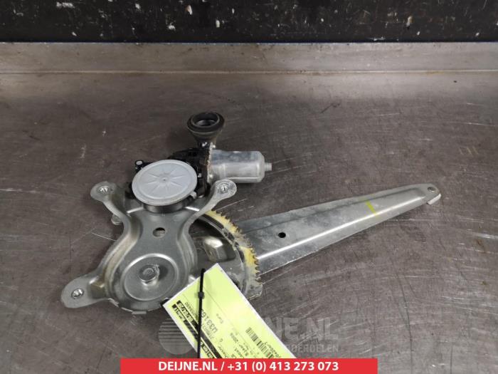Toyota Rav-4 Rear door window mechanism 4-door, left O290938