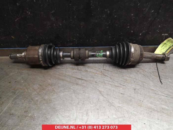 Nissan Almera Aandrijfas links-voor O317766