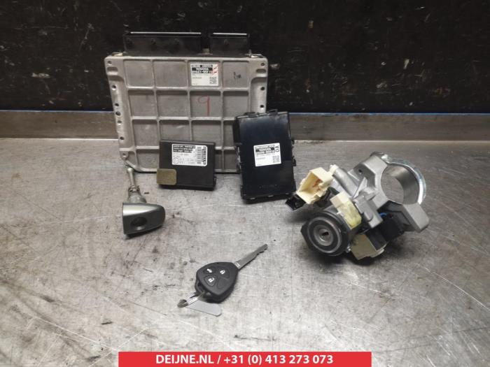Toyota Avensis Ignition lock + key O336049