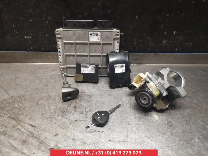 Toyota Avensis Set of cylinder locks (complete) O278919