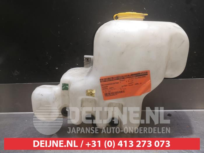 Nissan Patrol Ruitensproeiertank voor O340511