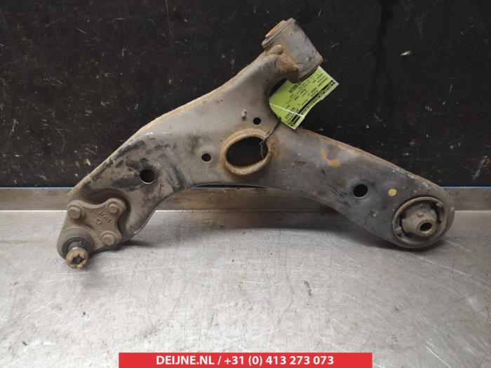 Toyota Verso Draagarm onder links-voor O381907