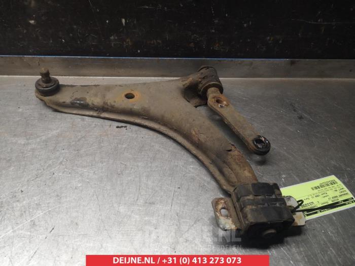 Suzuki Swift Draagarm onder links-voor O381701