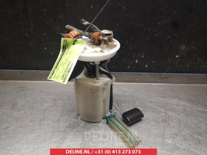 Gebruikte Tank element Pomp Kia Carens III (FG) 2.0 CRDI VGT 16V Prijs € 50,00 Margeregeling aangeboden door V.Deijne Jap.Auto-onderdelen BV