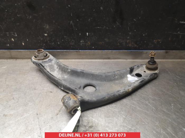 Subaru Trezia Draagarm onder links-voor O381277