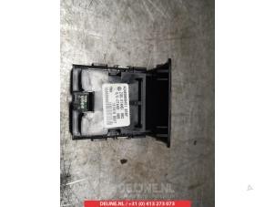 Infiniti Q30 Handbremse Schalter O311260 foto 2