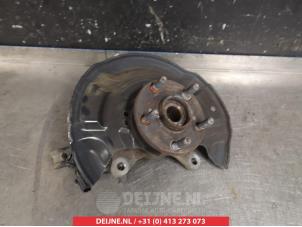 Toyota Verso-S Fusee links-voor O323226 foto 2