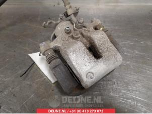 Gebruikte Remklauw (Tang) links-achter Hyundai i30 (PDEB5/PDEBB/PDEBD/PDEBE) 1.6 CRDi 16V VGT Prijs € 75,00 Margeregeling aangeboden door V.Deijne Jap.Auto-onderdelen BV