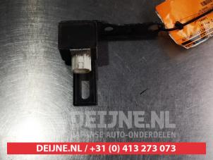 Gebruikte Airbag Sensor Toyota Yaris (P1) 1.4 D-4D Prijs € 20,00 Margeregeling aangeboden door V.Deijne Jap.Auto-onderdelen BV