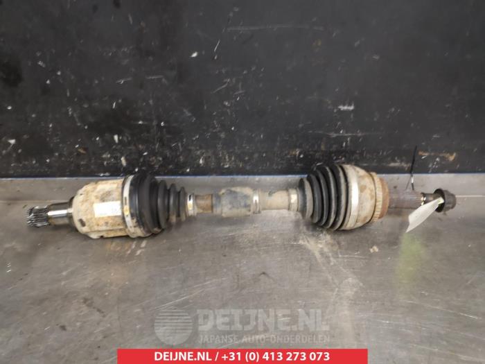 Gebruikte Steekas links-voor Toyota Avensis Verso (M20) 2.0 D-4D 16V Prijs € 35,00 Margeregeling aangeboden door V.Deijne Jap.Auto-onderdelen BV