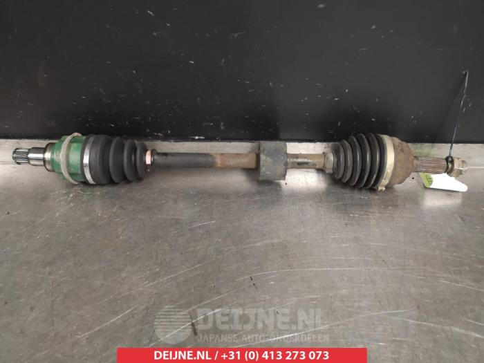Gebruikte Steekas links-voor Daihatsu Sirion 2 (M3) 1.3 16V DVVT Prijs € 35,00 Margeregeling aangeboden door V.Deijne Jap.Auto-onderdelen BV