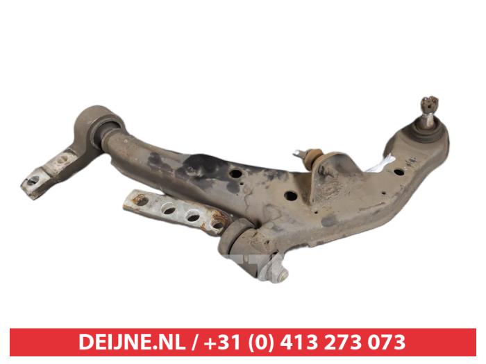 Nissan Almera Tino Draagarm onder links-voor O381219