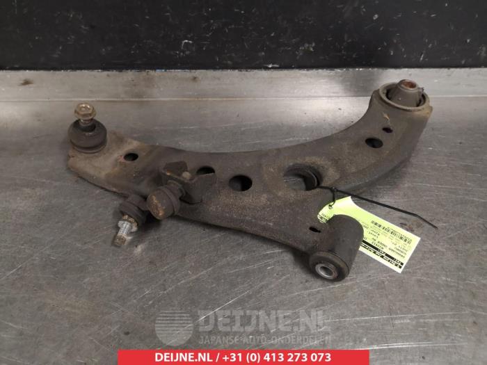 Subaru Justy Draagarm onder rechts-voor O382271