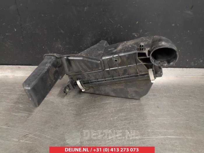 Gebruikte Luchtfilterhuis Mitsubishi Carisma 1.6i 16V Prijs € 25,00 Margeregeling aangeboden door V.Deijne Jap.Auto-onderdelen BV