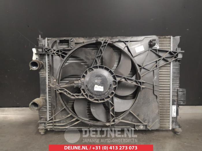 Gebruikte Radiateur Nissan Qashqai (J10) 2.0 16V Prijs € 100,00 Margeregeling aangeboden door V.Deijne Jap.Auto-onderdelen BV
