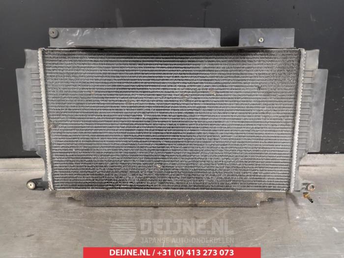 Radiateur van een Toyota Avensis Wagon (T27)  2010