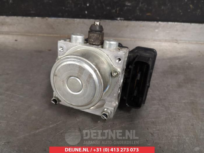 ABS Pomp van een Nissan X-Trail (T31) 2.0 16V XE,SE,LE 4x4 2008