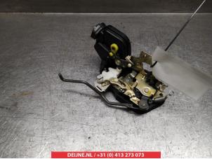 Gebruikte Slotmechaniek Portier 4Deurs links-voor Hyundai Trajet Prijs € 35,00 Margeregeling aangeboden door V.Deijne Jap.Auto-onderdelen BV