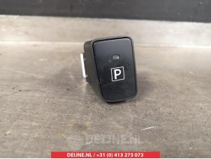 Gebruikte Schakelaar handrem Toyota Auris Touring Sports (E18) 1.8 16V Hybrid Prijs € 20,00 Margeregeling aangeboden door V.Deijne Jap.Auto-onderdelen BV