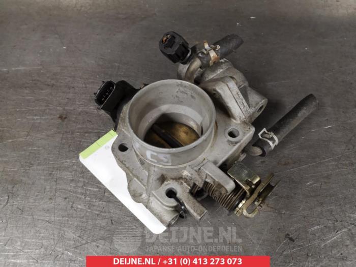 Gebruikte Gasklephuis Mazda 323 (BJ12) 1.6 16V Prijs € 25,00 Margeregeling aangeboden door V.Deijne Jap.Auto-onderdelen BV