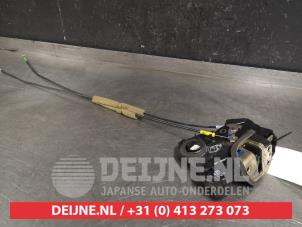 Gebruikte Deurslot Mechaniek 2Deurs links Toyota Corolla (E12) 1.4 16V VVT-i Prijs op aanvraag aangeboden door V.Deijne Jap.Auto-onderdelen BV