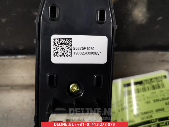 Elektrisch Raam Schakelaar van een Kia Sportage (QL) 1.6 T-GDI 16V 4x2 2019
