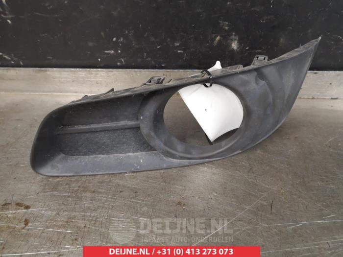 Toyota Corolla Verso Bumper grille O264595
