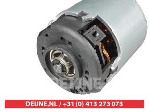 Nissan X-Trail Kachel Ventilatiemotor O9990006726 foto 3