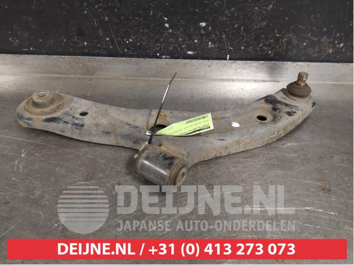 Suzuki Splash Draagarm onder links-voor O395262