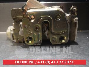 Nissan King Cab Deurslot Mechaniek 4Deurs links-achter O280162 foto 3