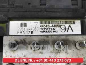 Toyota Avensis Verso ABS pump O398651 photo 2