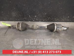 Gebruikte Aandrijfas links-voor Toyota Auris (E15) 1.8 16V HSD Full Hybrid Prijs € 75,00 Margeregeling aangeboden door V.Deijne Jap.Auto-onderdelen BV