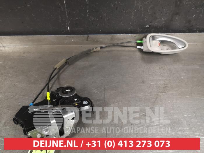 Toyota Avensis Front door lock mechanism 4-door, right O400802