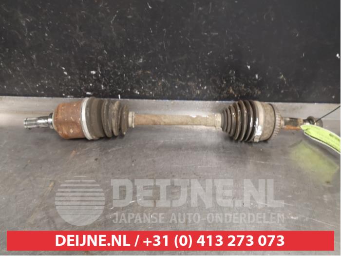 Nissan Almera Tino Aandrijfas links-voor O400896