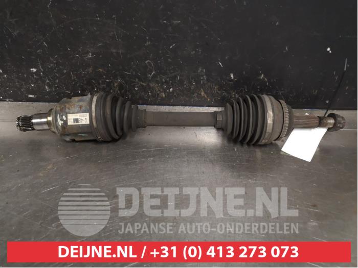 Gebruikte Aandrijfas links-voor Toyota Corolla Verso (E12) 2.0 D-4D 16V 90 Prijs € 50,00 Margeregeling aangeboden door V.Deijne Jap.Auto-onderdelen BV