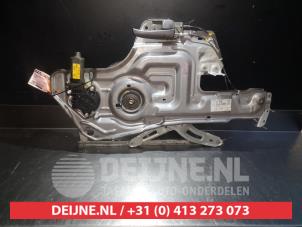 Gebruikte Raammechaniek 4Deurs rechts-voor Hyundai Trajet 2.0 CRDi 16V Prijs € 25,00 Margeregeling aangeboden door V.Deijne Jap.Auto-onderdelen BV